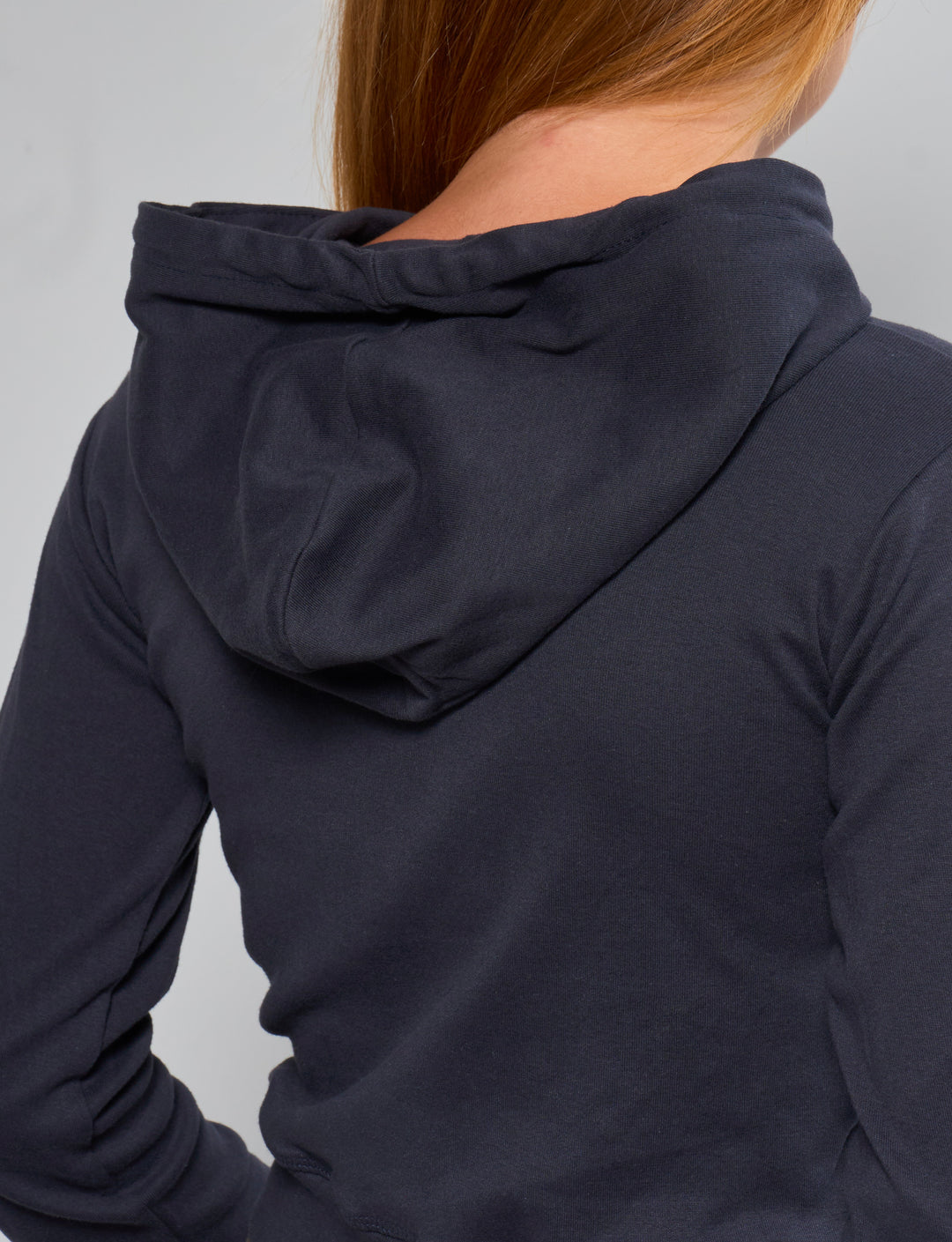 Felpa crop blu notte con zip e cappuccio dettaglio