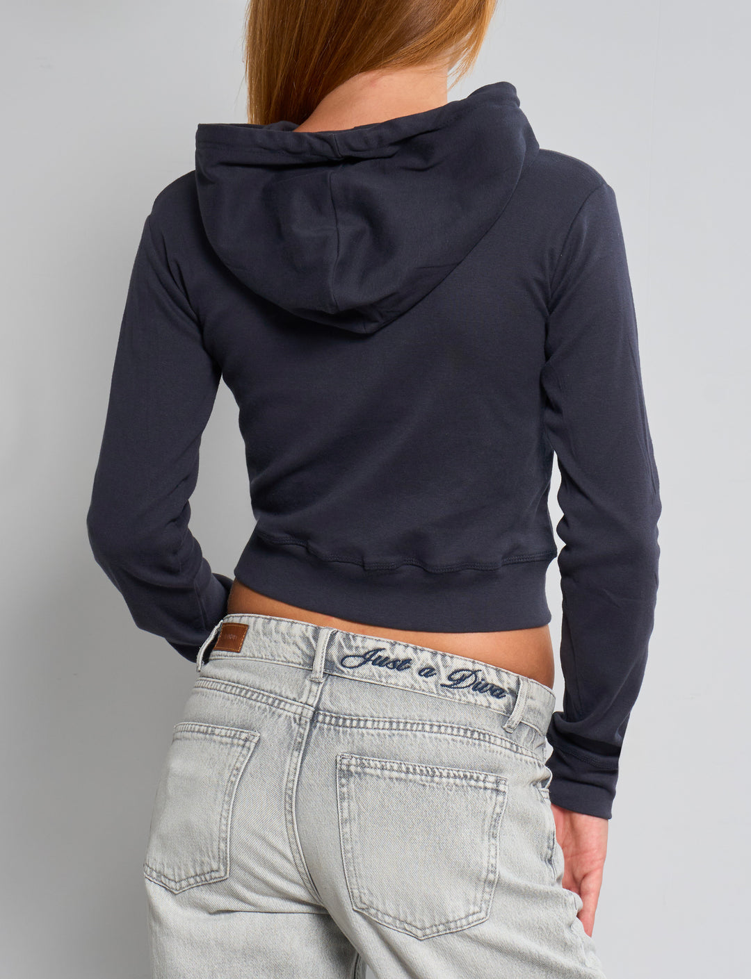 Felpa crop blu notte con zip e cappuccio retro