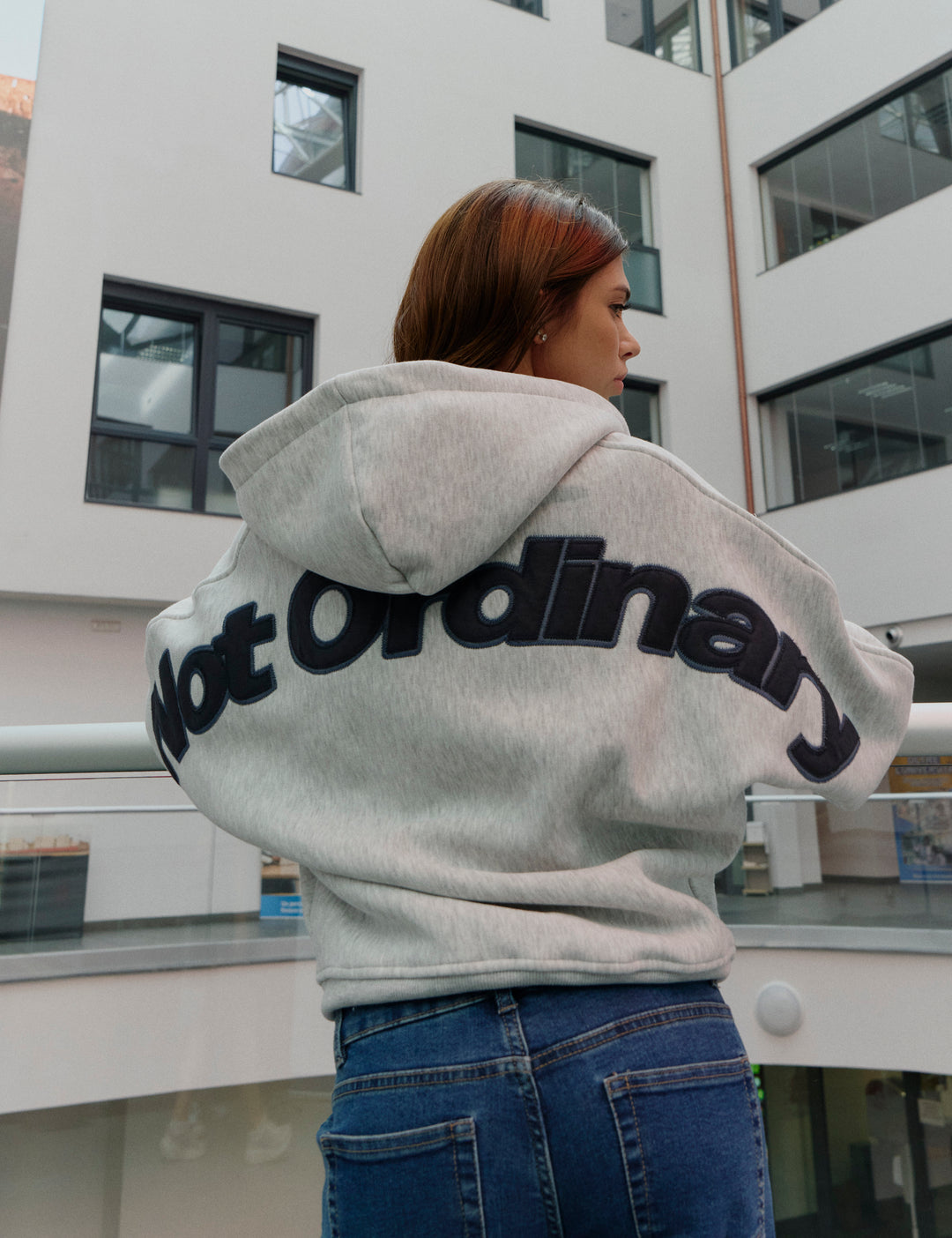 Felpa crop grigia con scritta "Not Ordinary" copertina