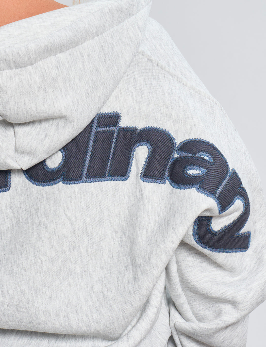 Felpa crop grigia con scritta "Not Ordinary" dettaglio