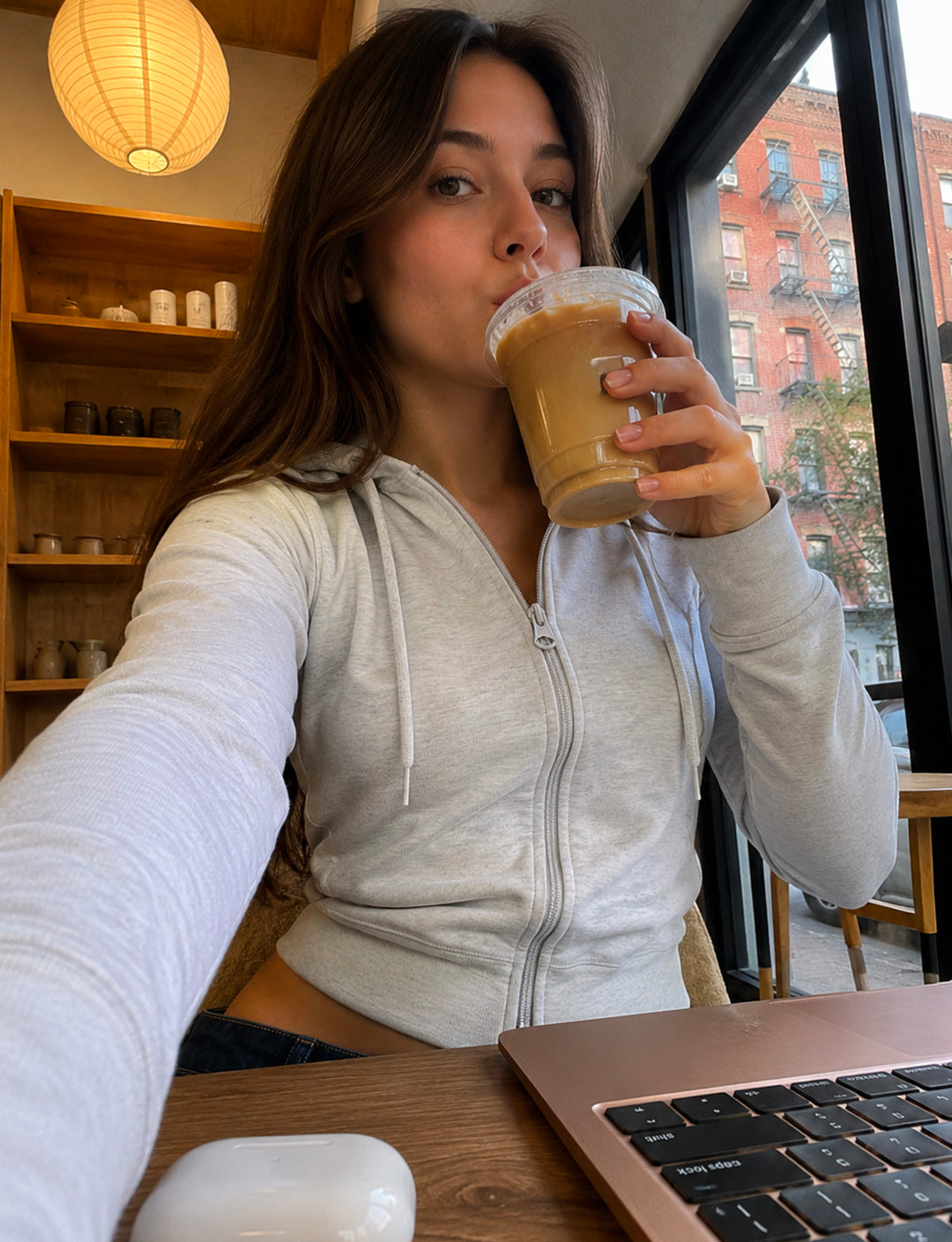 Felpa crop grigio melange con zip e cappuccio copertina