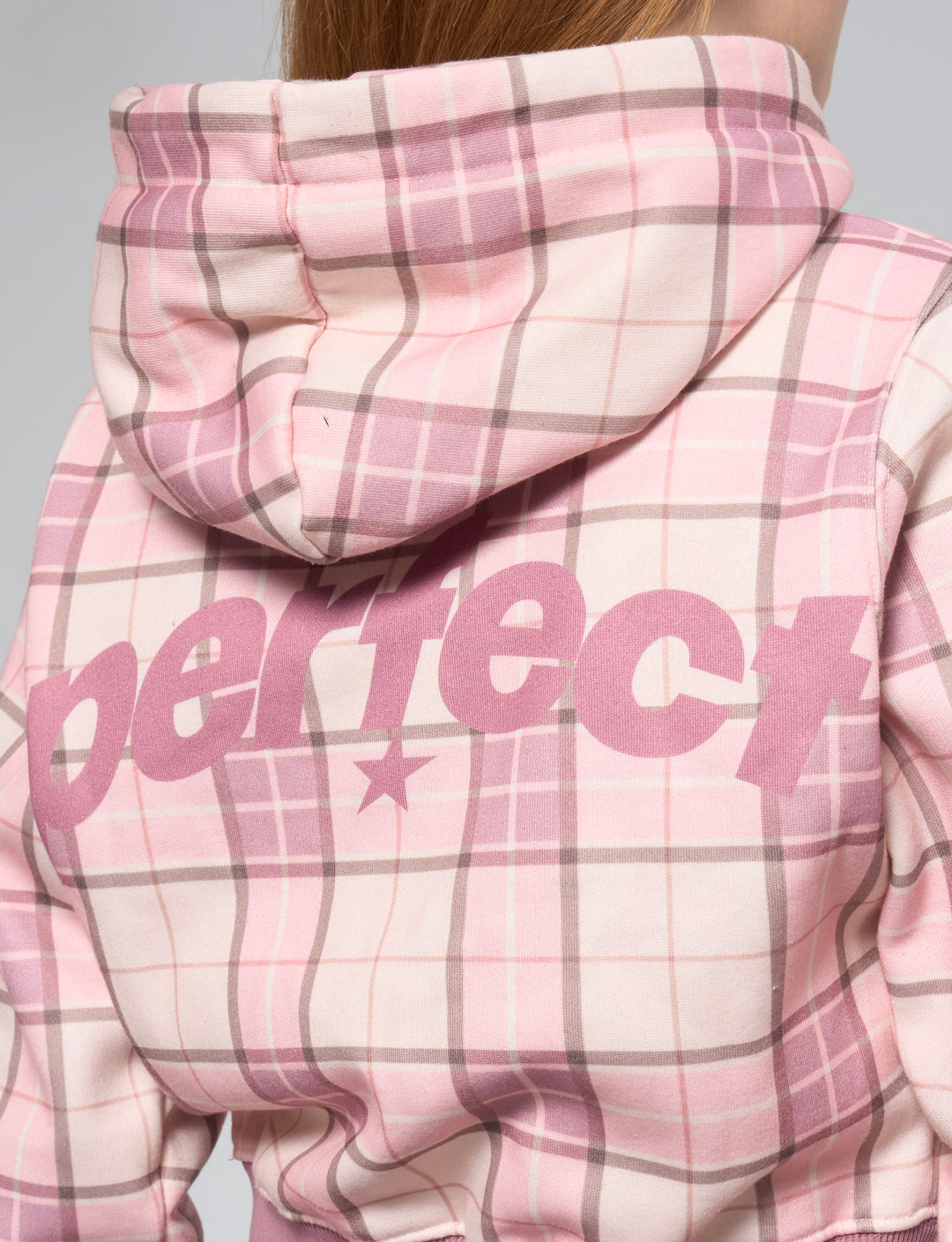 Felpa crop rosa a quadri con scritta "perfect" dettaglio