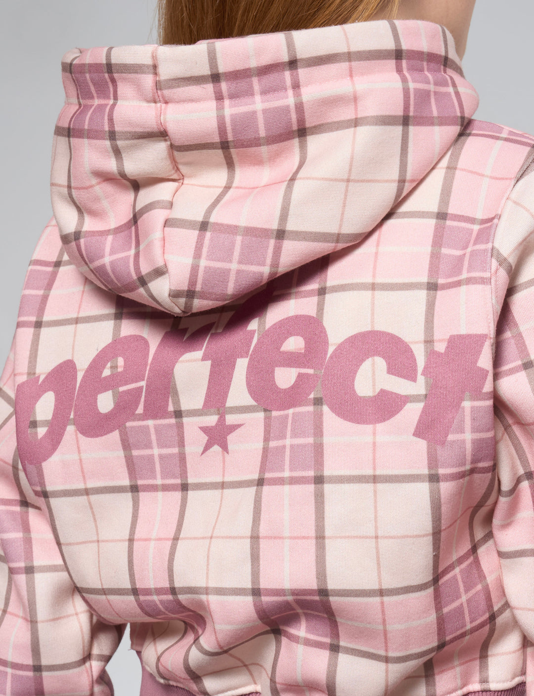 Felpa crop rosa a quadri con scritta "perfect" dettaglio