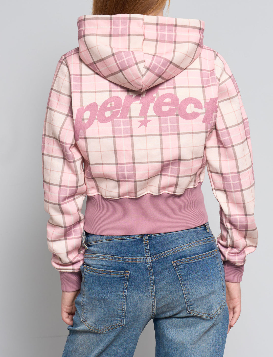 Felpa crop rosa a quadri con scritta "perfect" retro