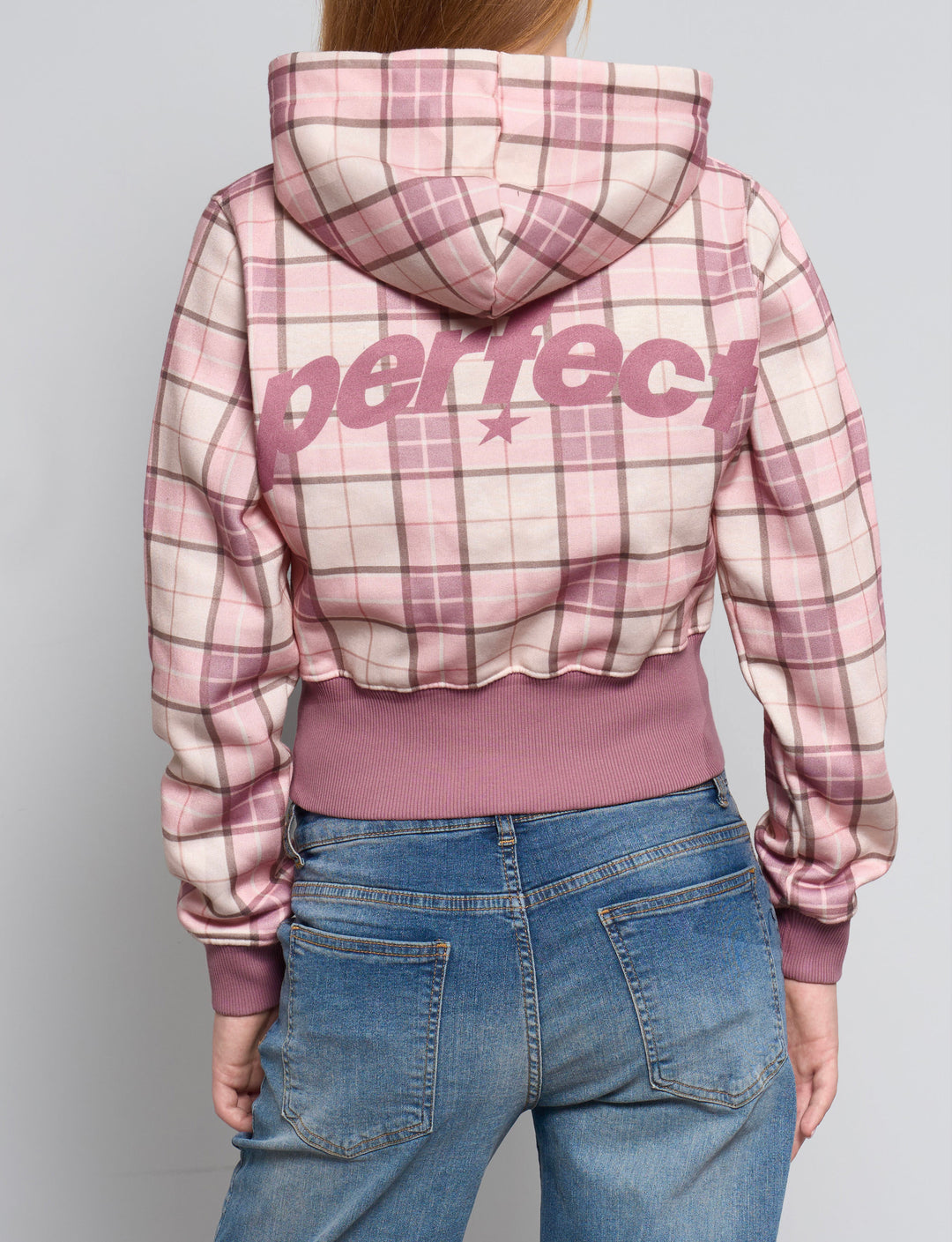 Felpa crop rosa a quadri con scritta "perfect" retro