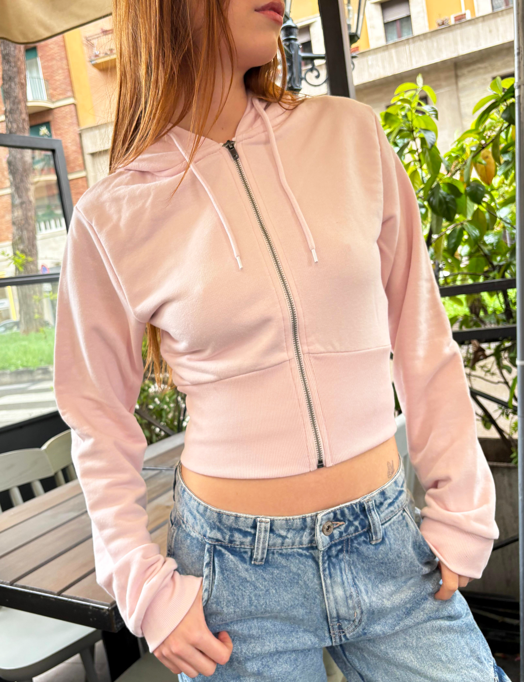 Felpa crop rosa effetto corsetto copertina