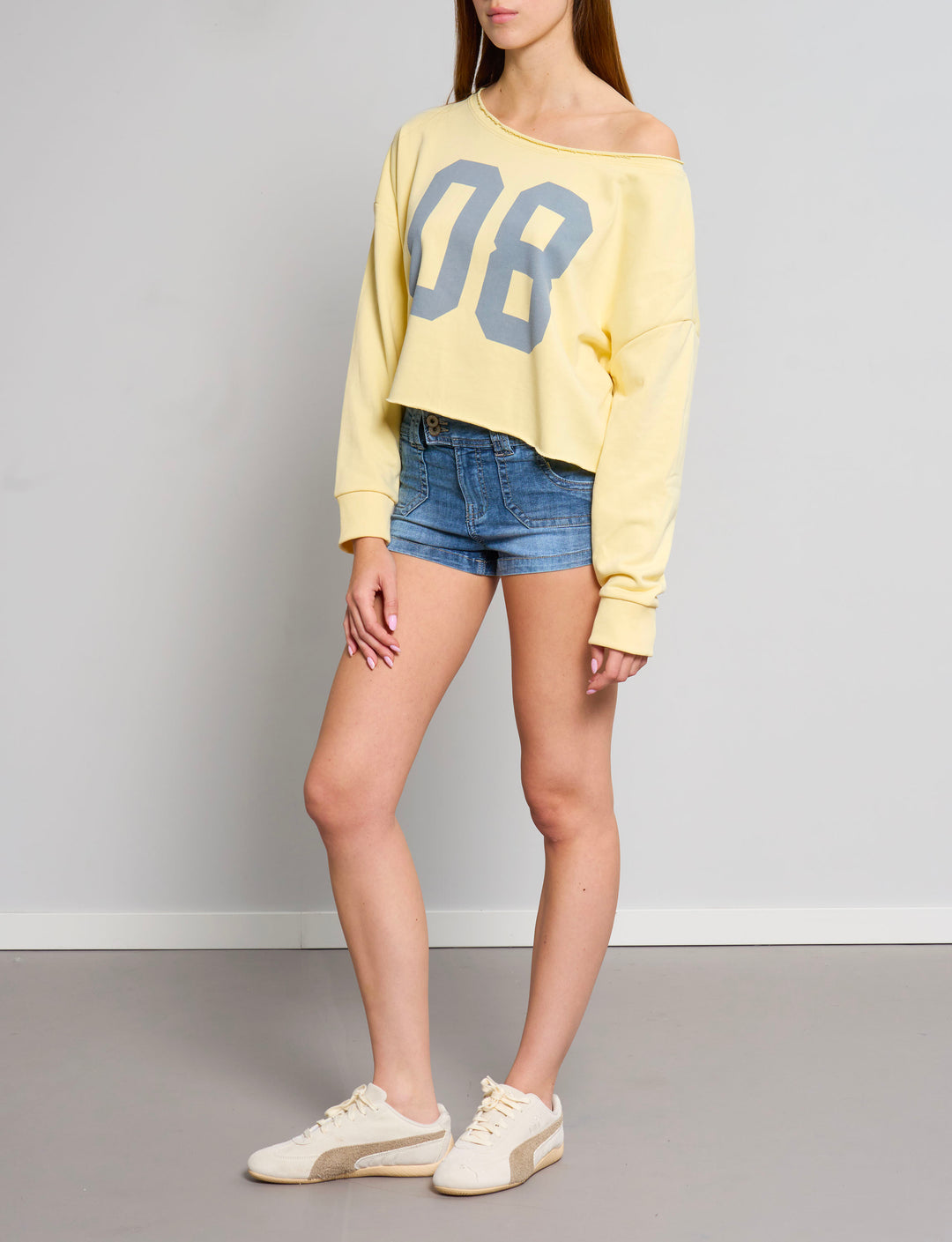 Felpa gialla asimmetrica con numero 08 outfit