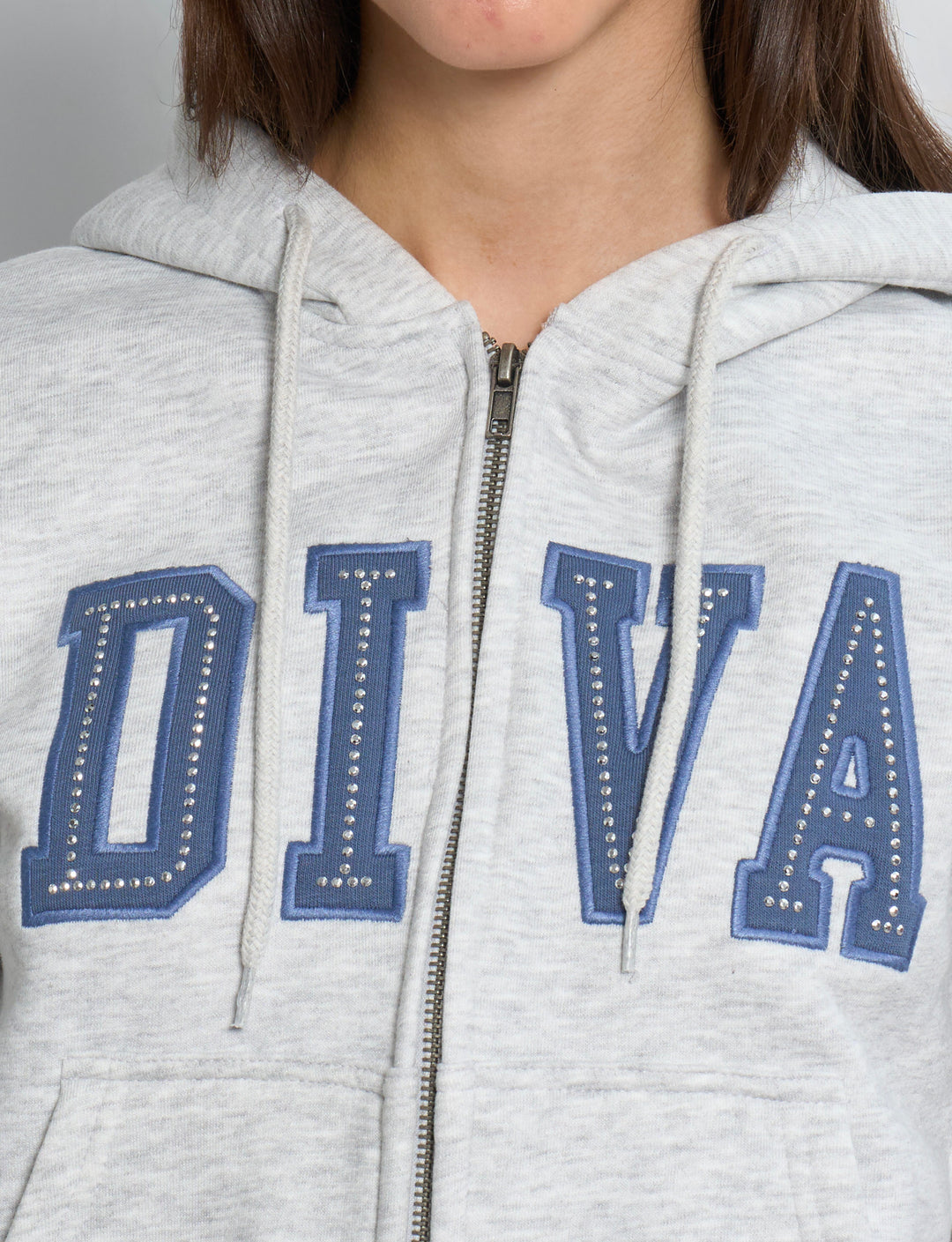 Felpa grigia con scritta DIVA blu con strass dettaglio