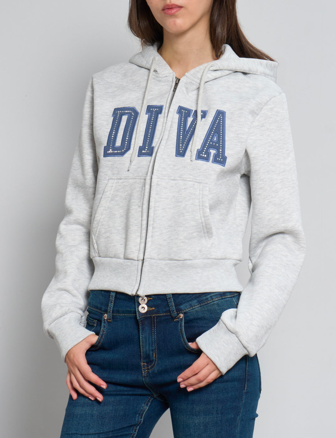 Felpa grigia con scritta DIVA blu con strass frontale
