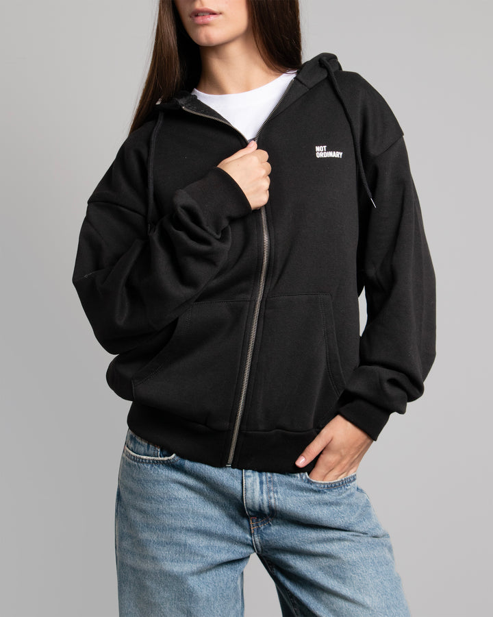 Felpa nera oversize con zip e scritta NOT ORDINARY frontale