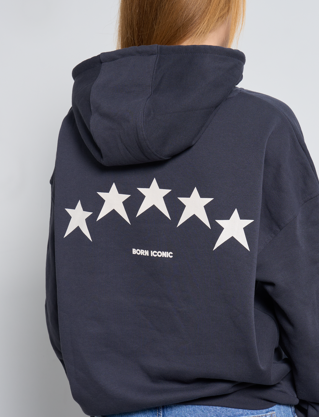 Felpa oversize blu notte con stelle e scritta "Born Iconic" dettaglio