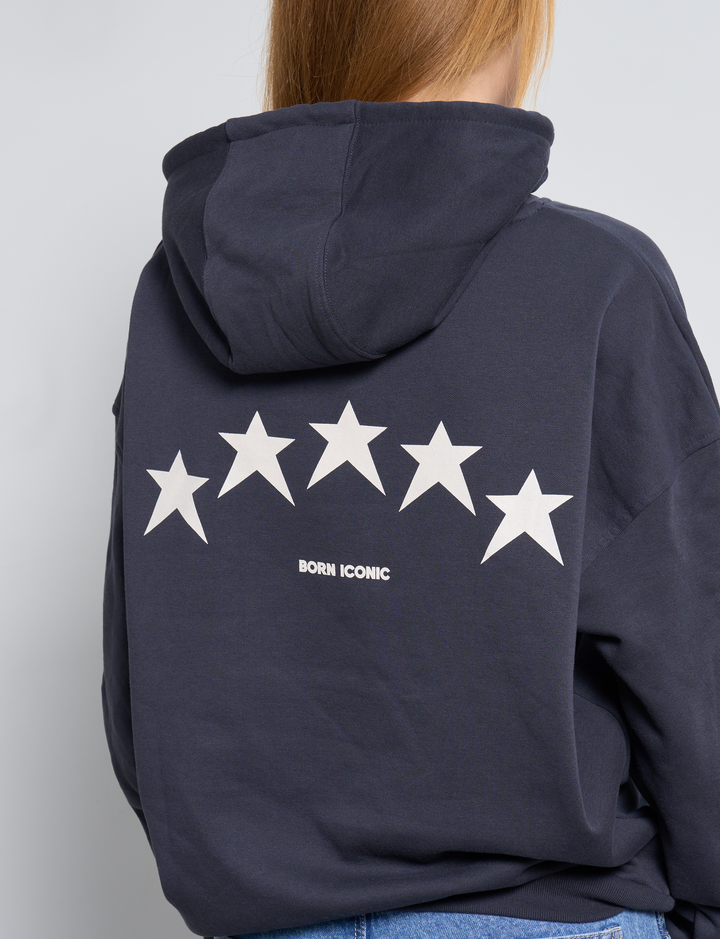 Felpa oversize blu notte con stelle e scritta "Born Iconic" dettaglio