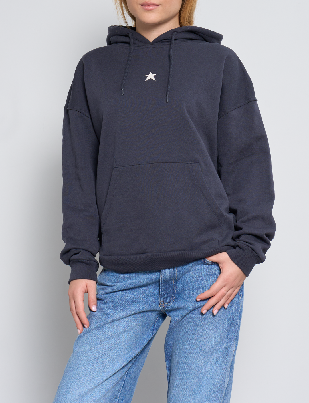 Felpa oversize blu notte con stelle e scritta "Born Iconic" frontale