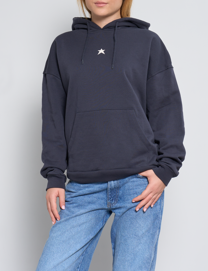 Felpa oversize blu notte con stelle e scritta "Born Iconic" frontale