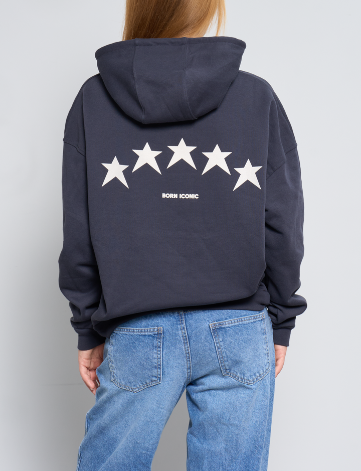 Felpa oversize blu notte con stelle e scritta "Born Iconic" retro