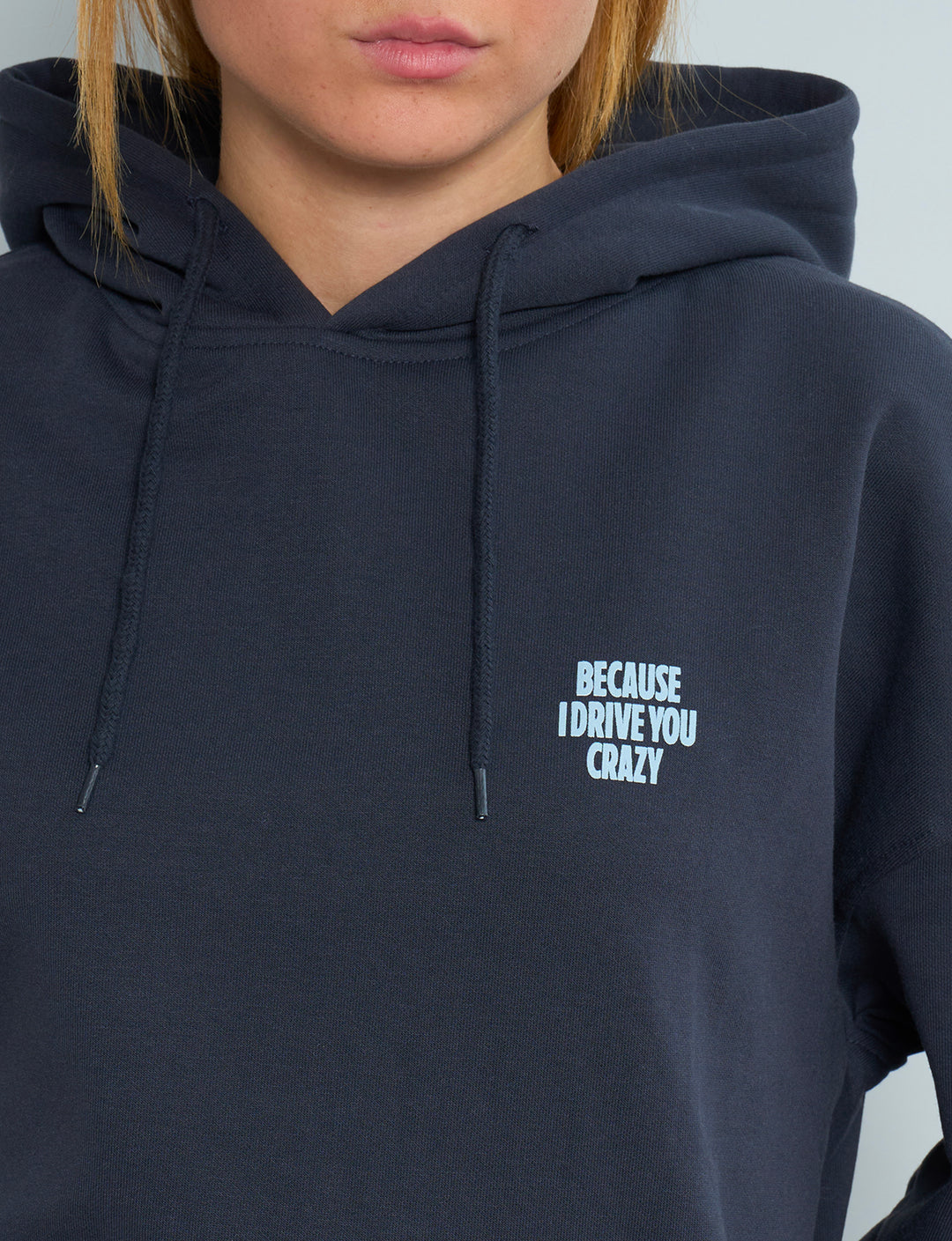 Felpa oversize con scritta "Because I drive you crazy" dettaglio