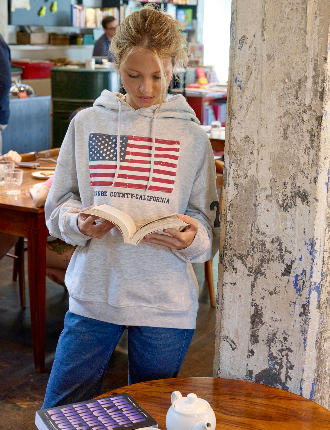 Felpa oversize grigia con bandiera americana copertina