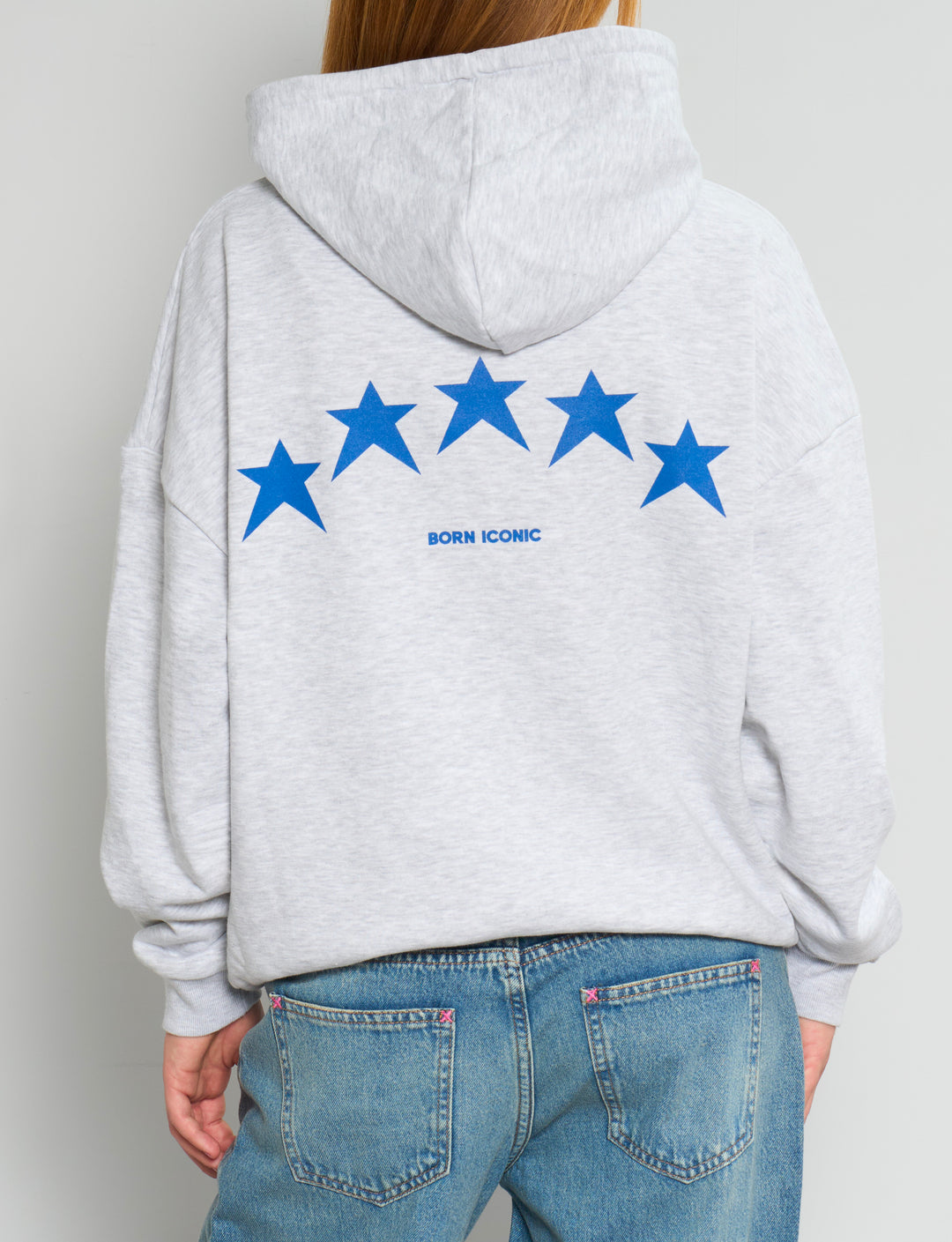 Felpa oversize grigio chiaro melage con stelle e scritta "Born Iconic" retro