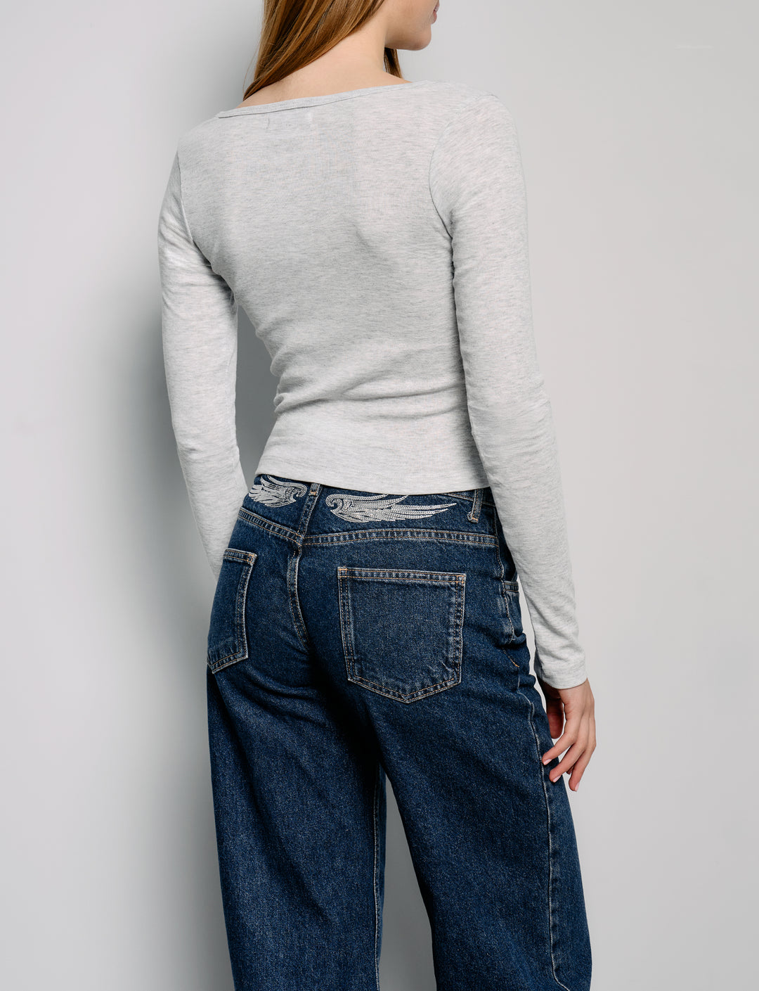 T-shirt grigia a manica lunga con dettagli in pizzo