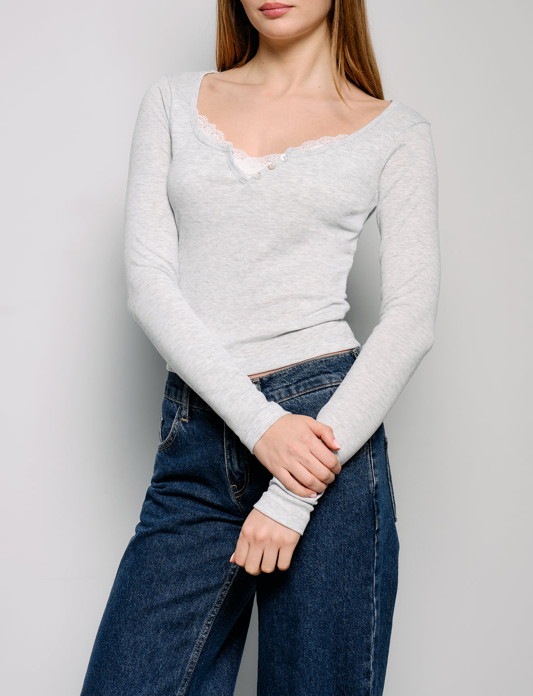 T-shirt grigia a manica lunga con dettagli in pizzo