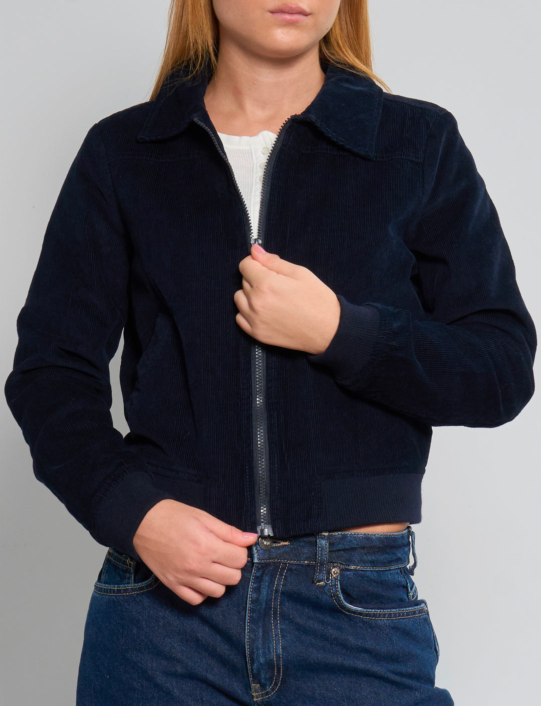 Giacca bomber corta in velluto a coste color blu notte chiusura