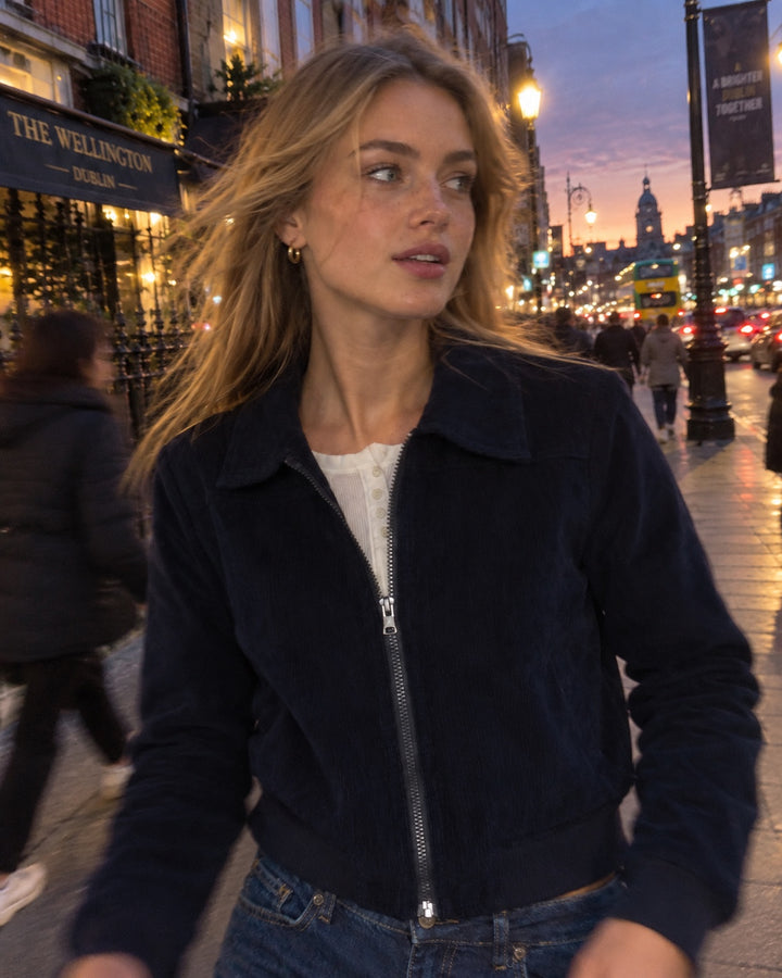 Giacca bomber corta in velluto a coste color blu notte copertina