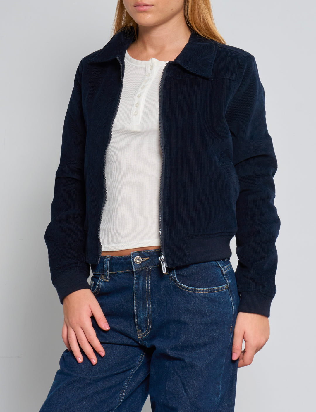 Giacca bomber corta in velluto a coste color blu notte frontale