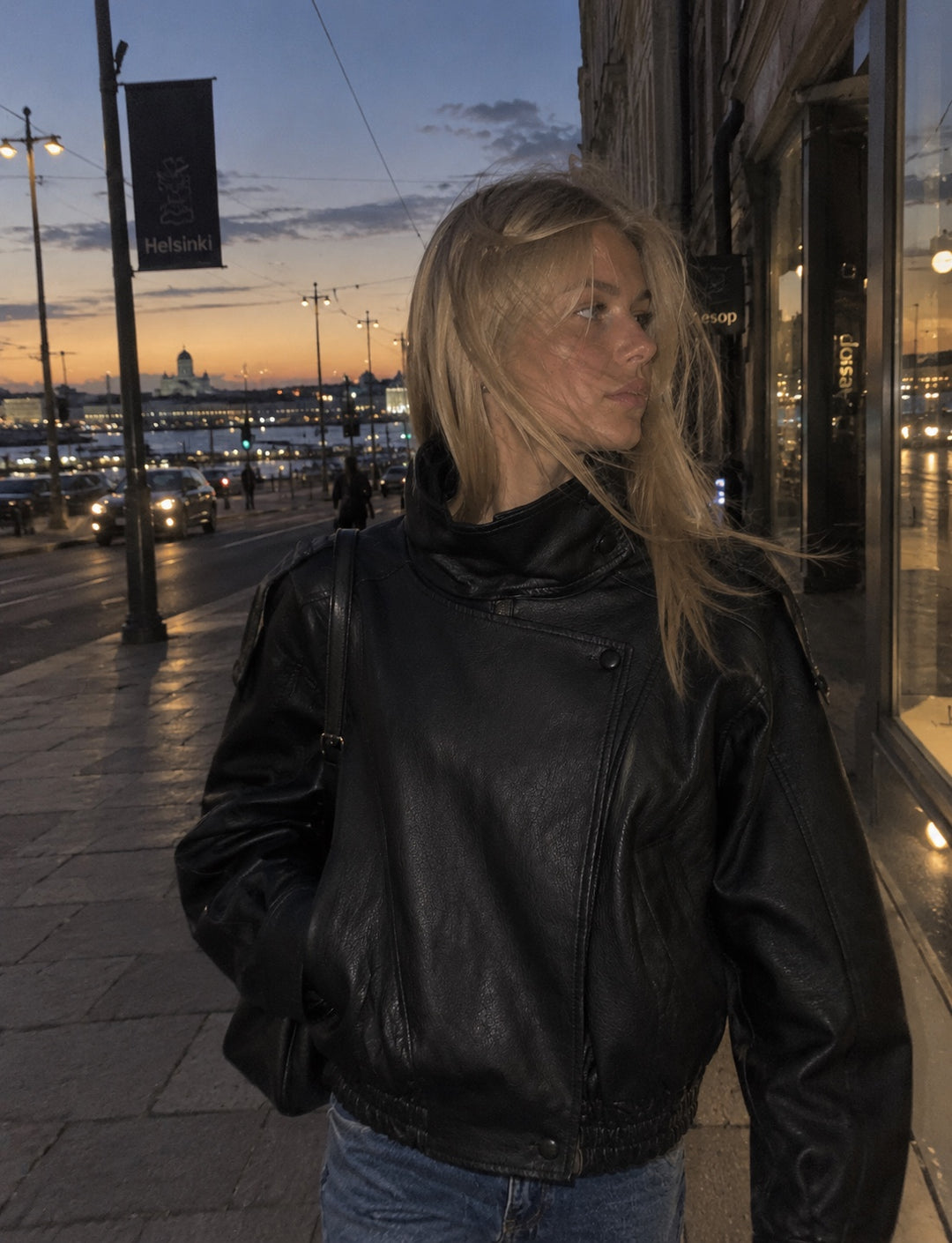 Giacca bomber oversize nera con collo alto copertina
