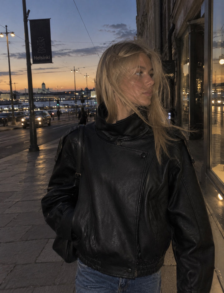 Giacca bomber oversize nera con collo alto copertina