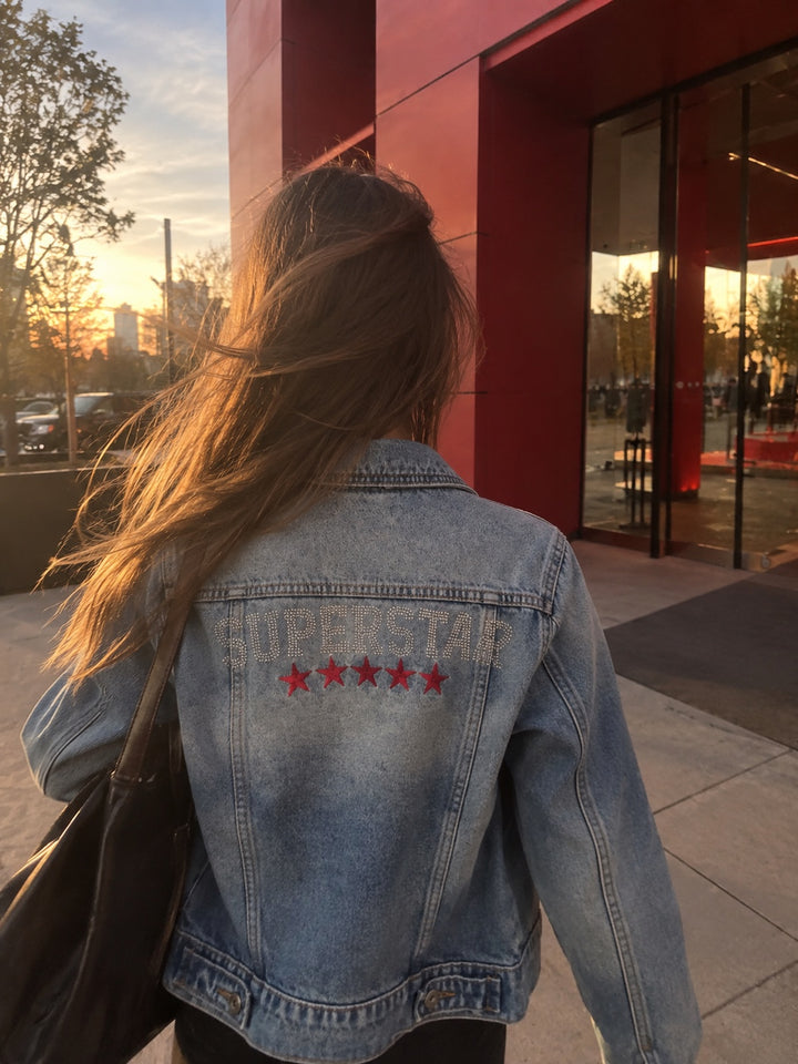 Giacca denim con scritta superstar in strass e stelle bordeaux copertina