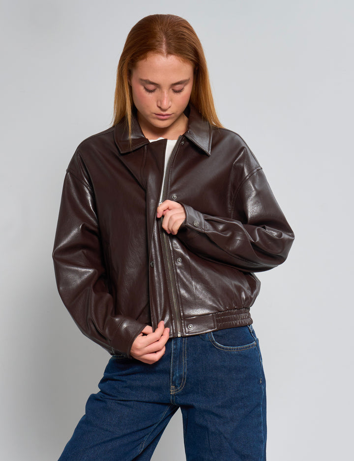 Giacca marrone in ecopelle oversize chiusura