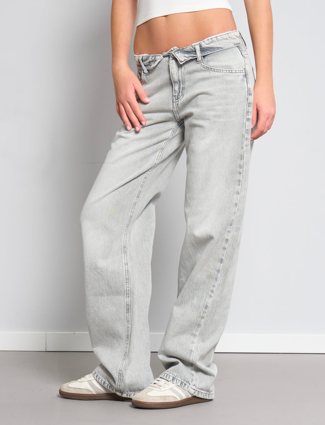 Jeans a gamba dritta grigio con vita rigirata e ricamo "Just a Diva" frontale