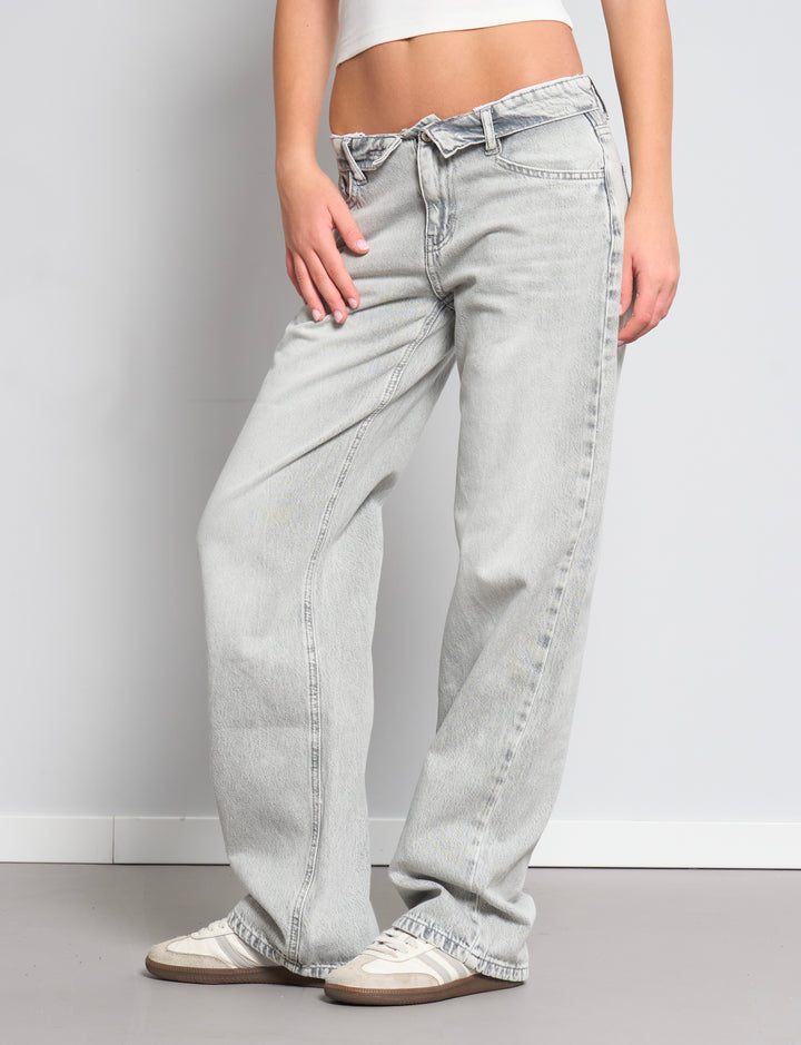 Jeans a gamba dritta grigio con vita rigirata e ricamo "Just a Diva" frontale