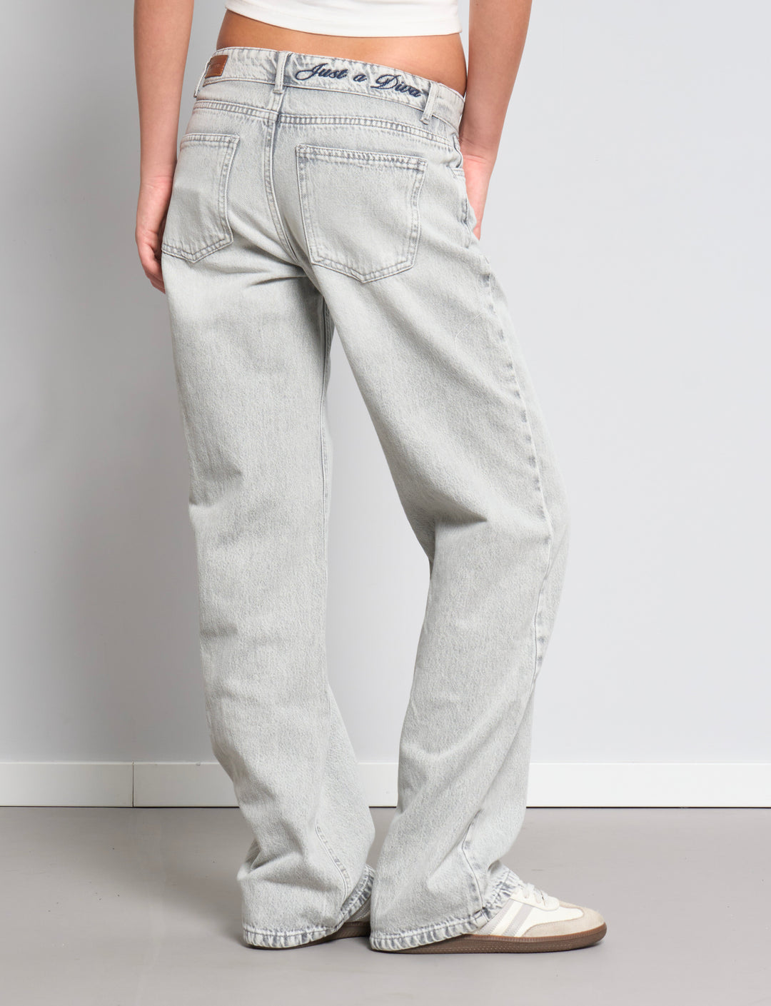 Jeans a gamba dritta grigio con vita rigirata e ricamo "Just a Diva" retro