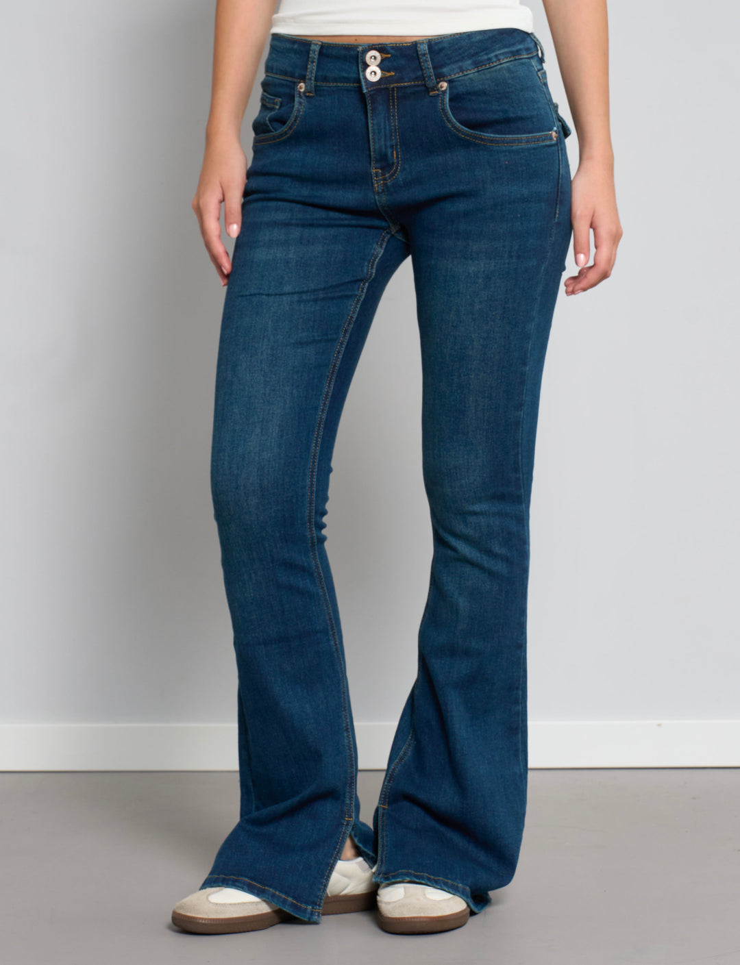 Jeans a zampa blu scuro con doppio bottone frontalel