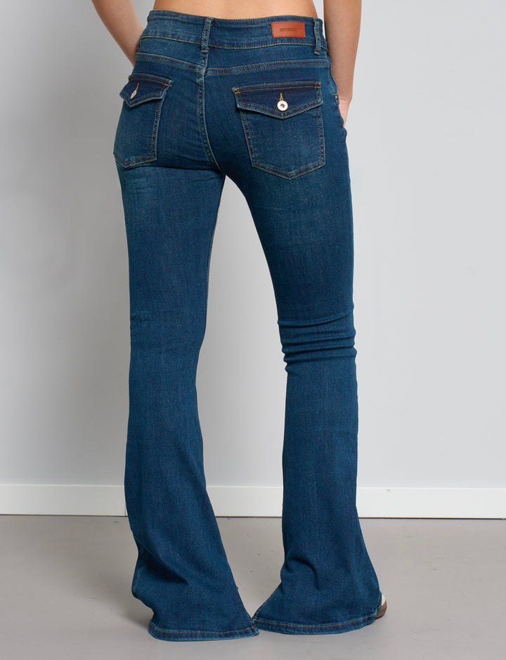 Jeans a zampa blu scuro con doppio bottone retro