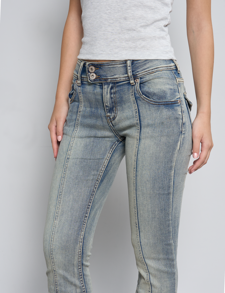 Jeans a zampa con doppio bottone e nervatura dettaglio