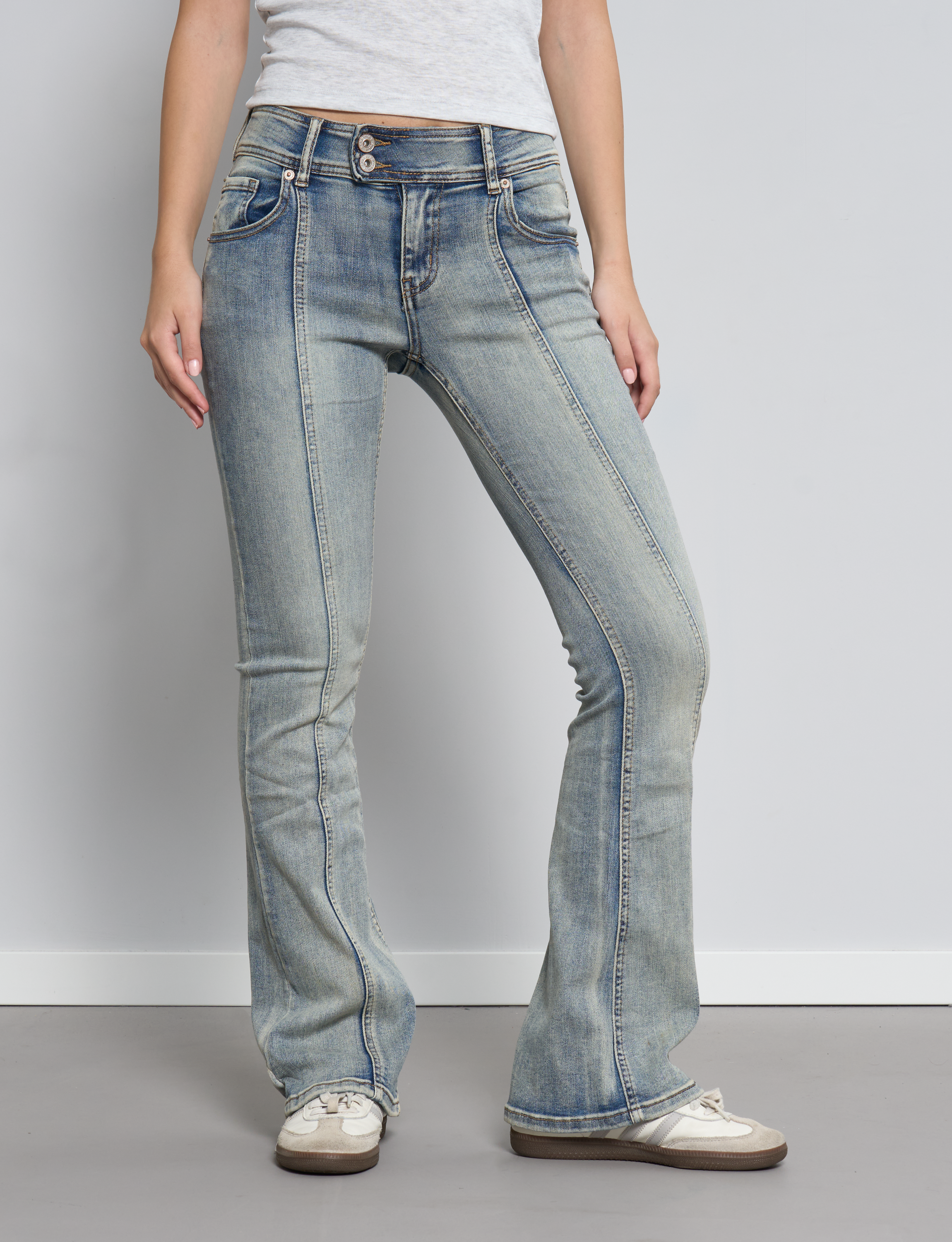 Jeans a zampa con doppio bottone e nervatura