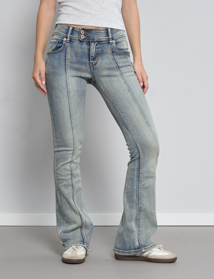 Jeans a zampa con doppio bottone e nervatura frontale