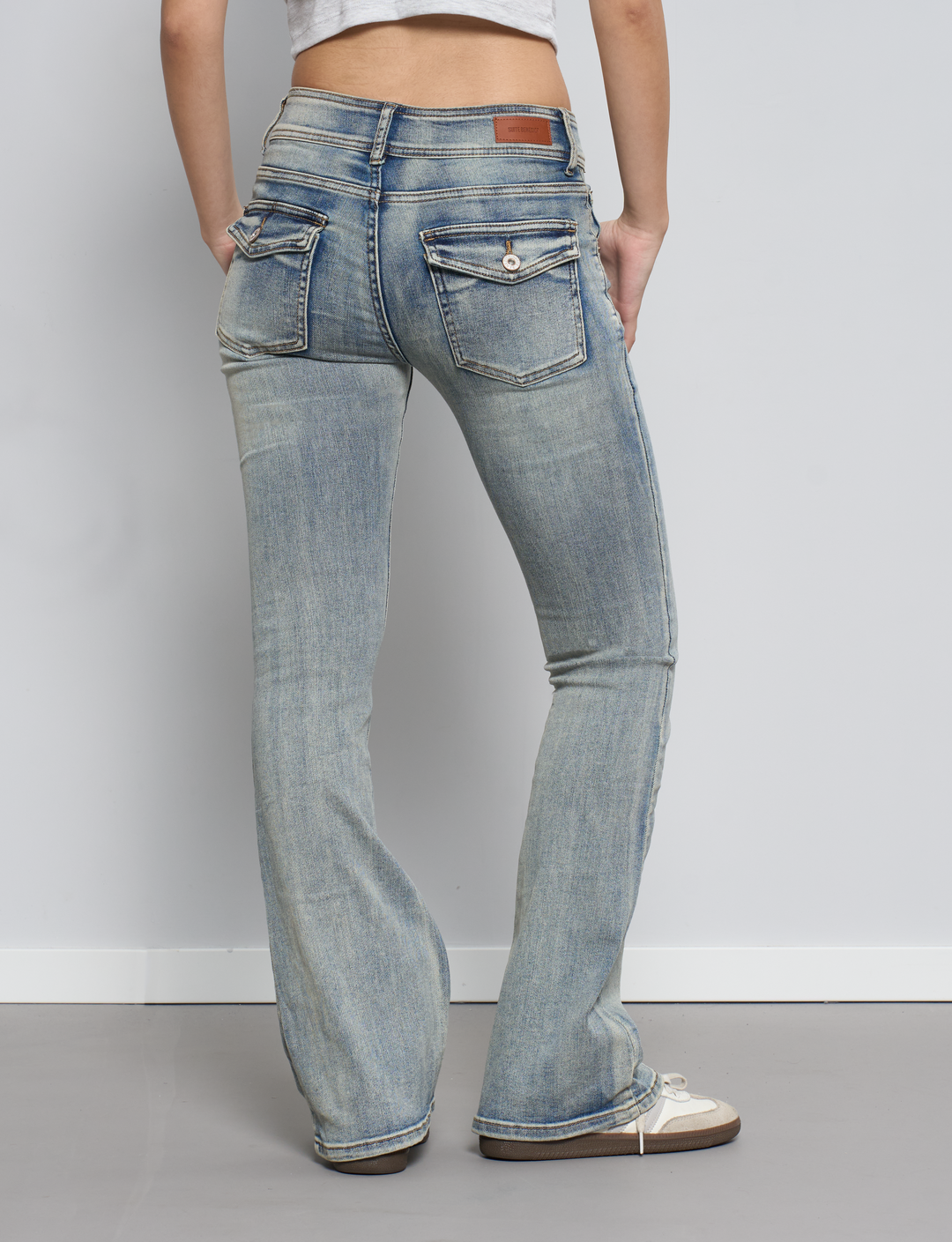 Jeans a zampa con doppio bottone e nervatura retro