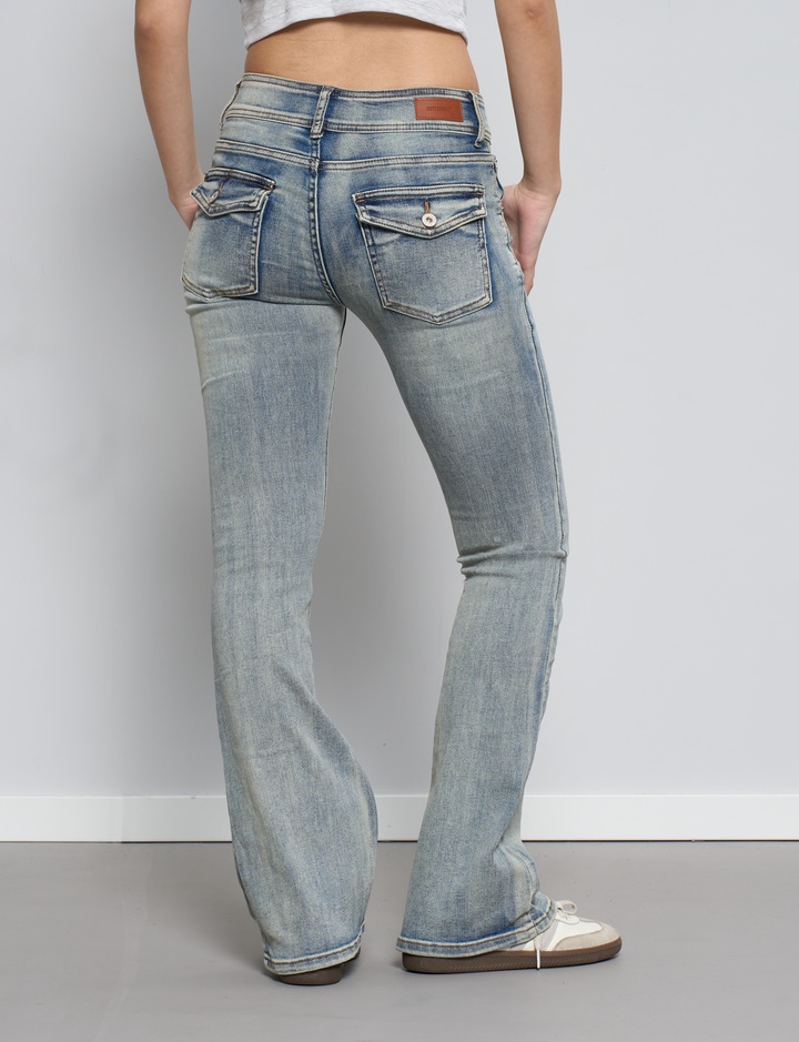 Jeans a zampa con doppio bottone e nervatura retro