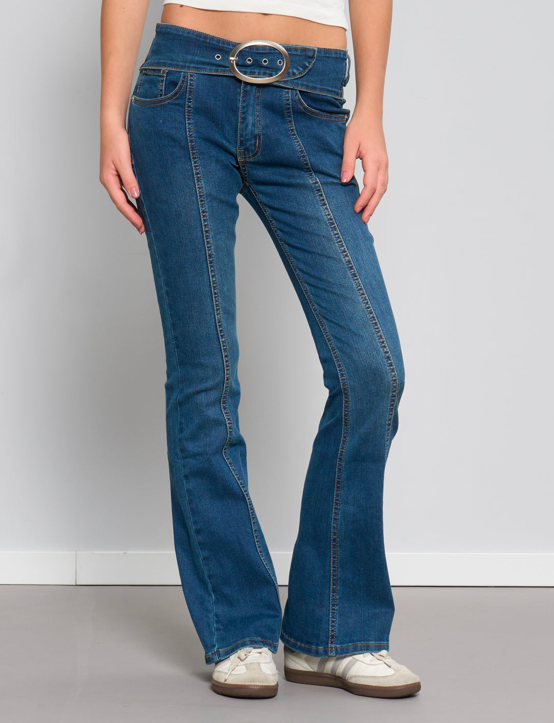 Jeans a zampa con fibbia argento frontale