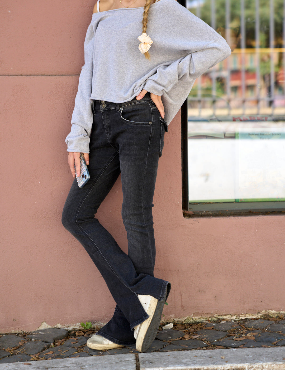 Jeans a zampa neri con doppio bottone copertina