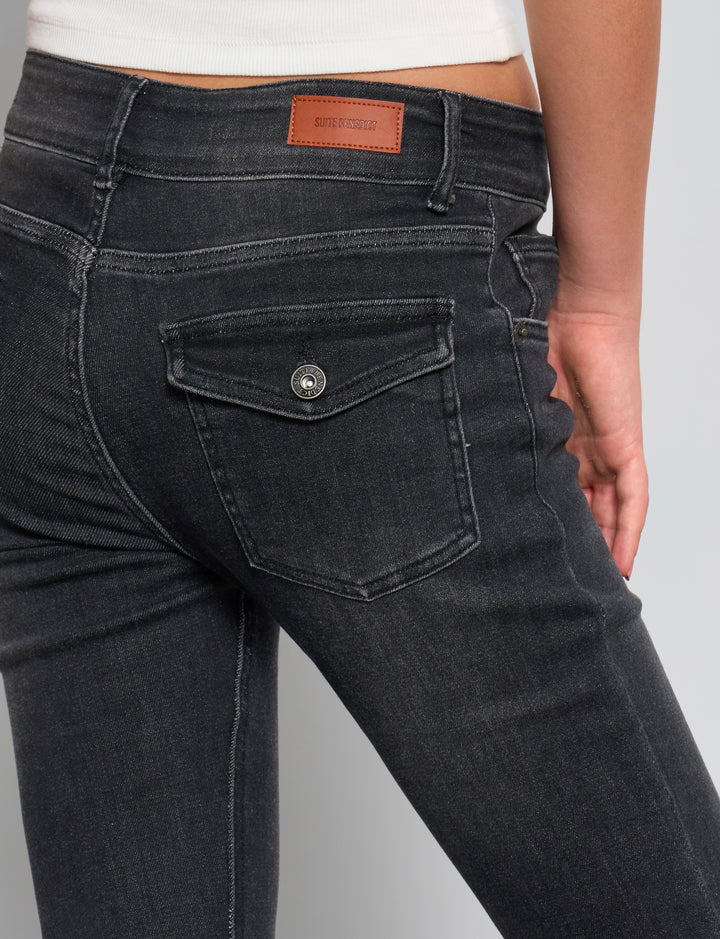 Jeans a zampa neri con doppio bottone dettaglio