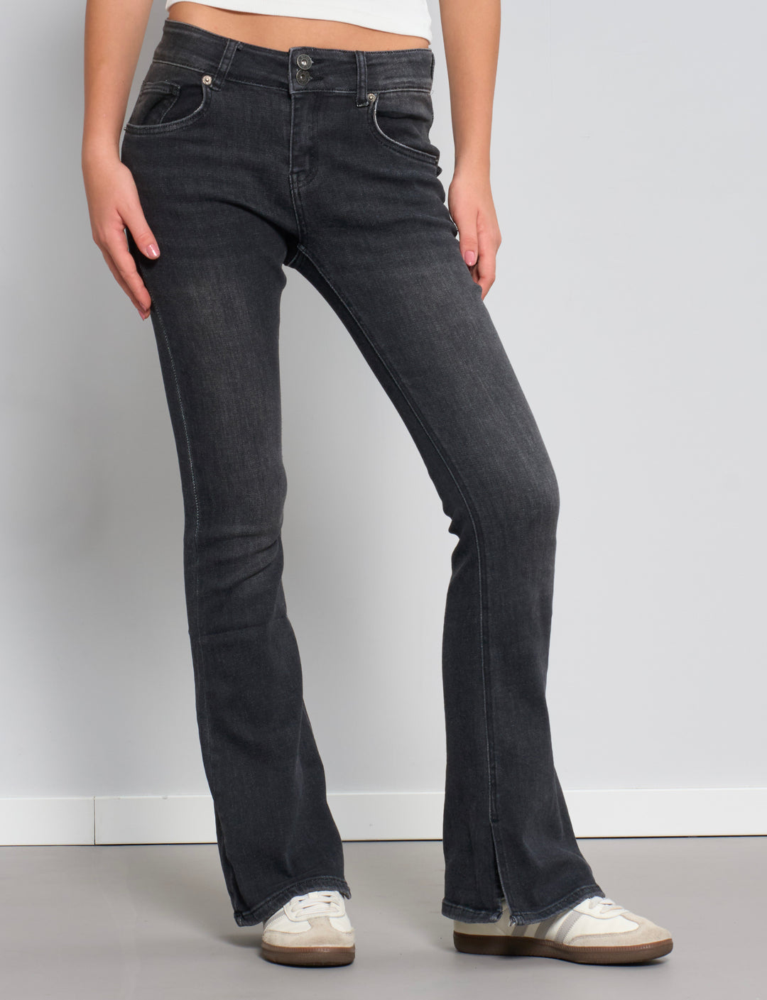 Jeans a zampa neri con doppio bottone frontale