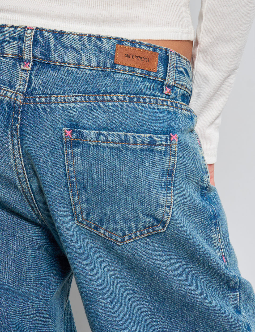 Jeans dritto a vita media con cuciture rosa dettaglio