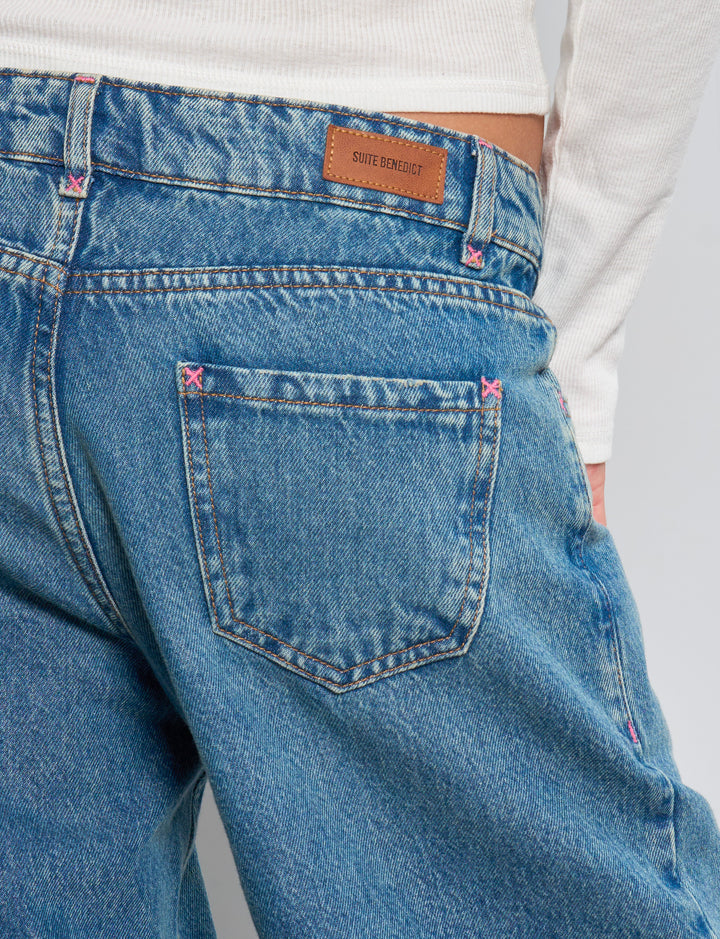 Jeans dritto a vita media con cuciture rosa dettaglio