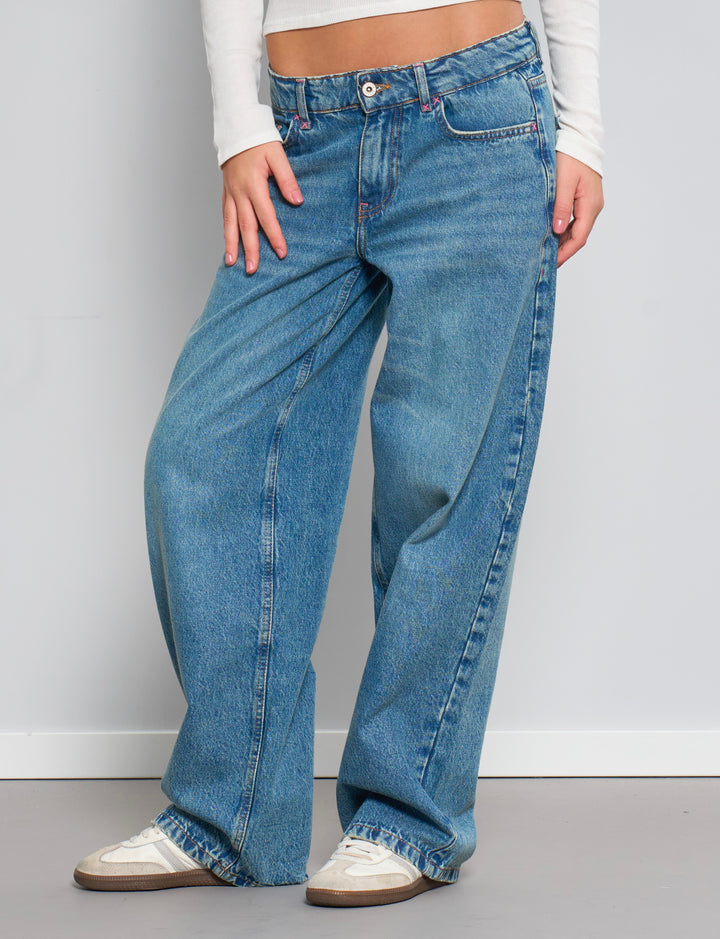 Jeans dritto a vita media con cuciture rosa frontale