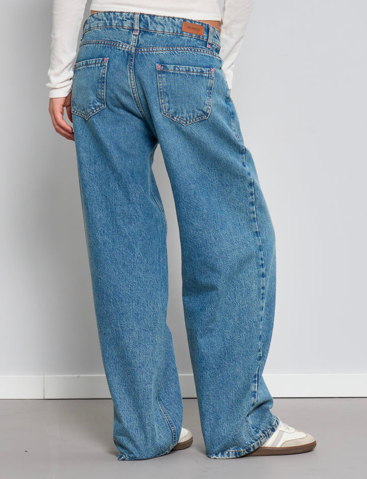 Jeans dritto a vita media con cuciture rosa retro