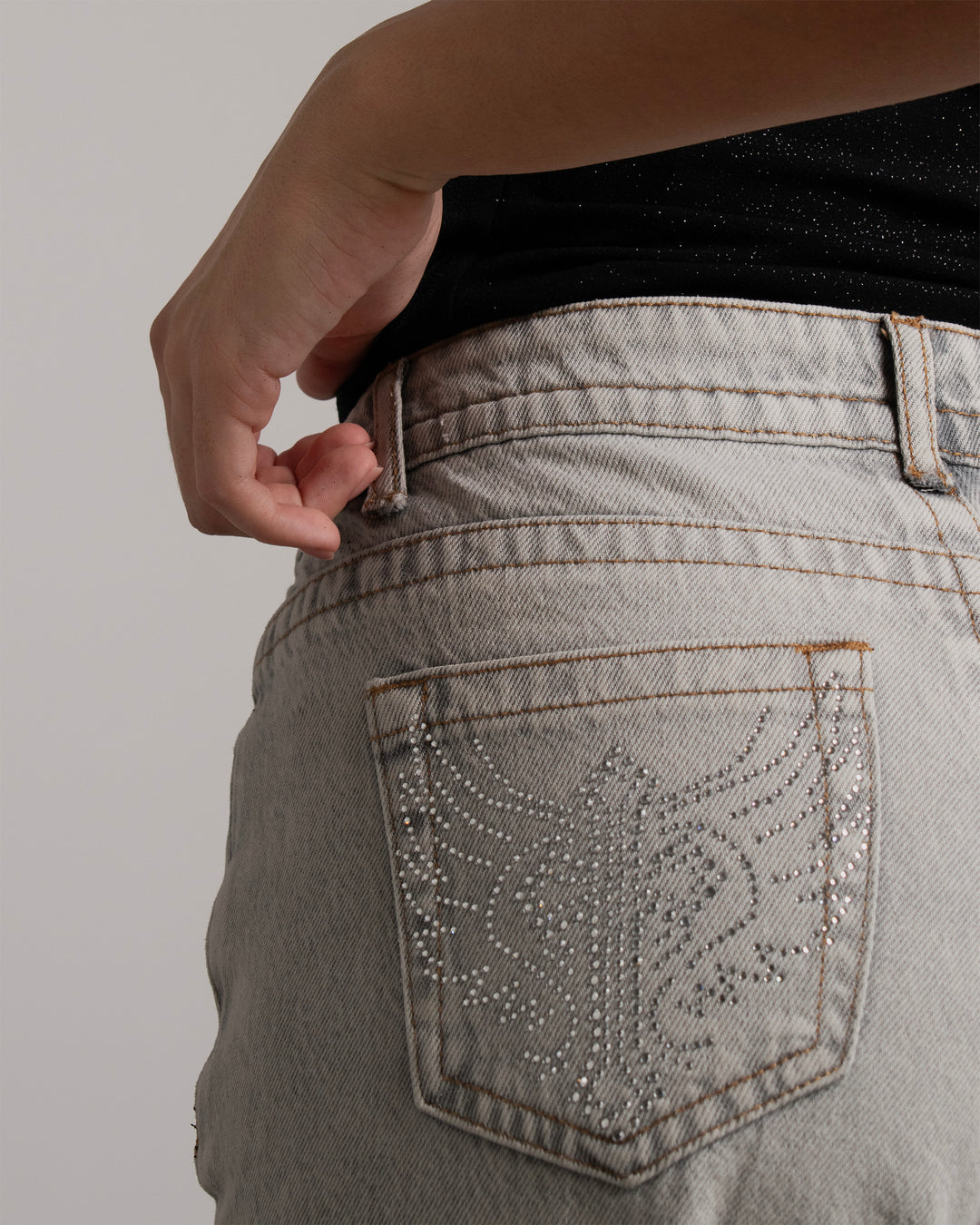 Jeans grigio barrel con croci in strass dettahlio